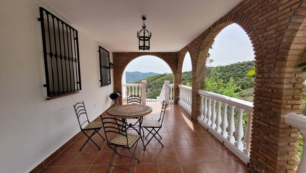 3 sovrum Villa till salu i Sayalonga med pool - 299 000 € (Ref: 8205826)