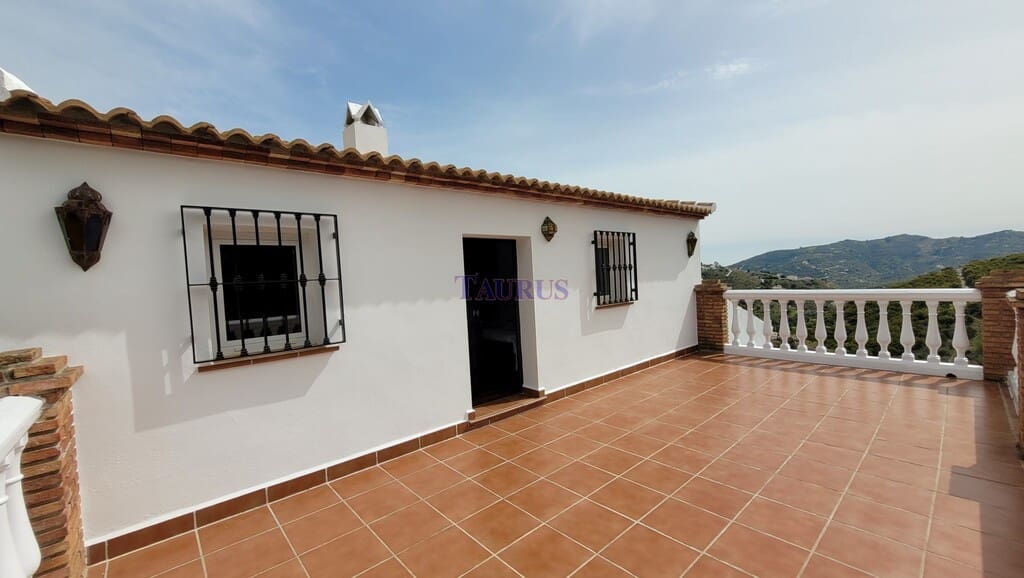 3 sovrum Villa till salu i Sayalonga med pool - 299 000 € (Ref: 8205826)