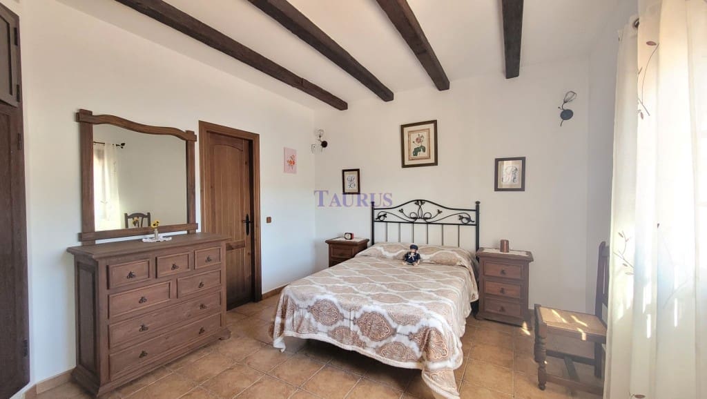 4 soveværelse Villa til salg i Archez med swimmingpool - € 399.000 (Ref: 8232599)