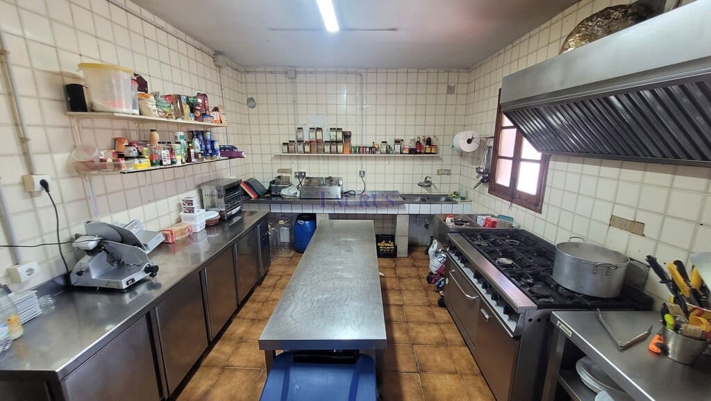 6 makuuhuone Yritys myytävänä paikassa Competa - 750 000 € (Ref: 8255349)