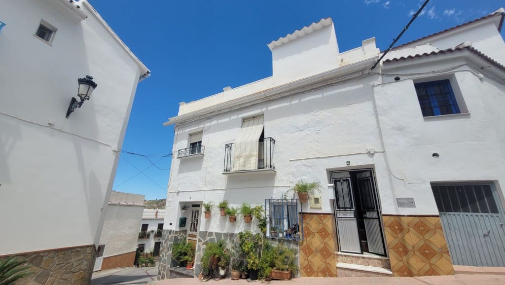 3 soverom Hus til salgs i Canillas de Albaida med garasje - € 99 000 (Ref: 8382327)