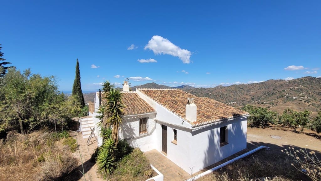 2 soveværelse Villa til salg i Sayalonga med swimmingpool garage - € 245.000 (Ref: 8390234)