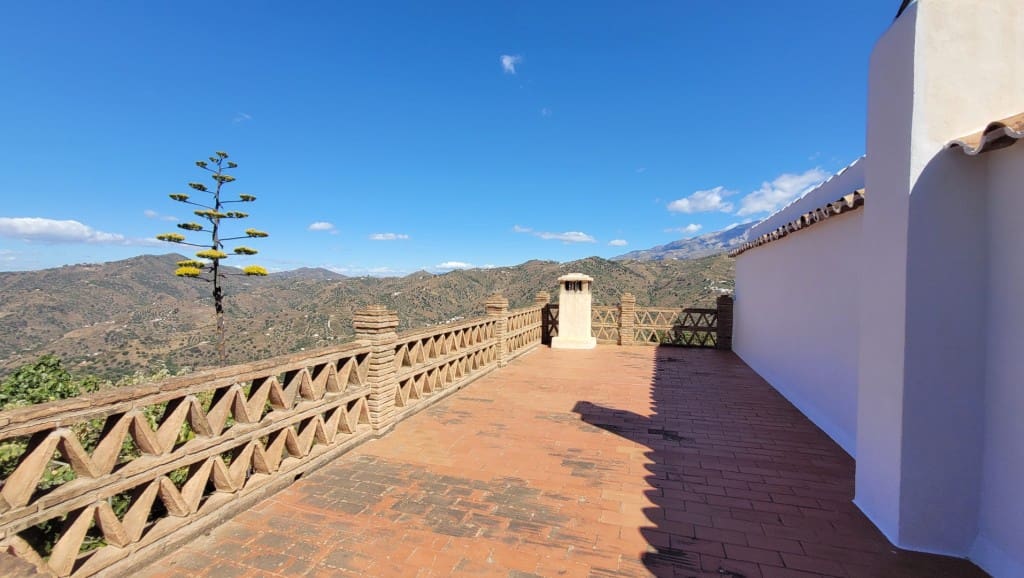 2 soveværelse Villa til salg i Sayalonga med swimmingpool garage - € 245.000 (Ref: 8390234)