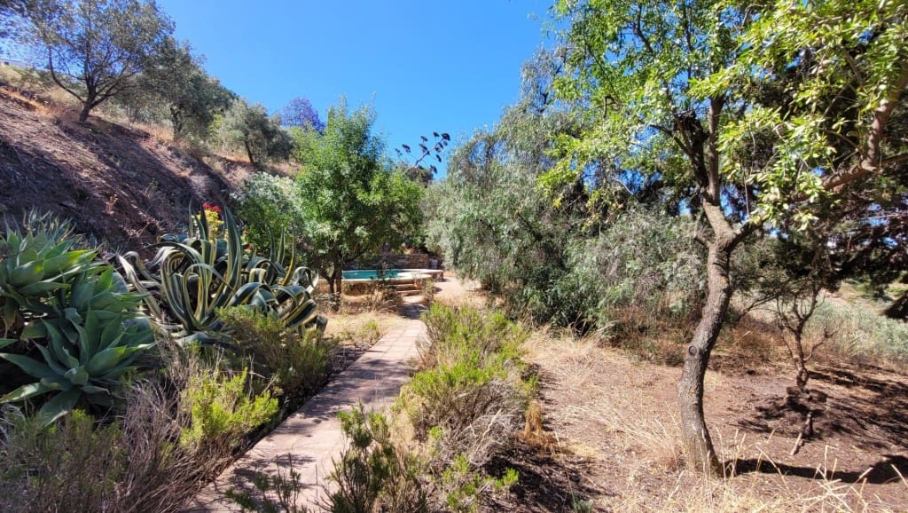 2 soveværelse Villa til salg i Sayalonga med swimmingpool garage - € 245.000 (Ref: 8390234)