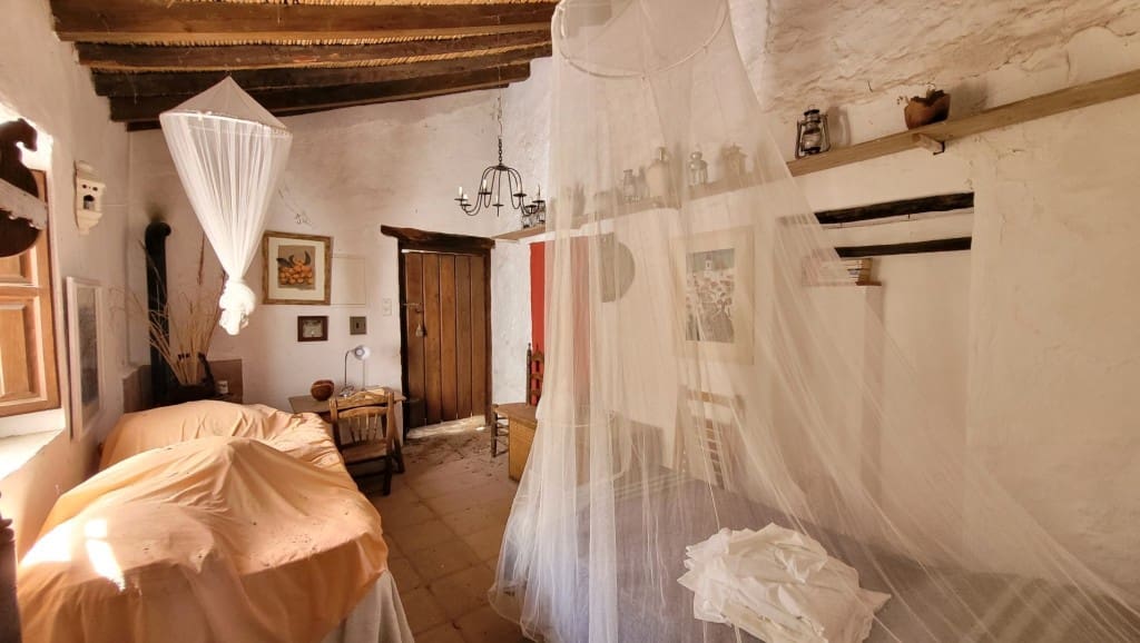 2 soveværelse Villa til salg i Sayalonga med swimmingpool garage - € 245.000 (Ref: 8390234)