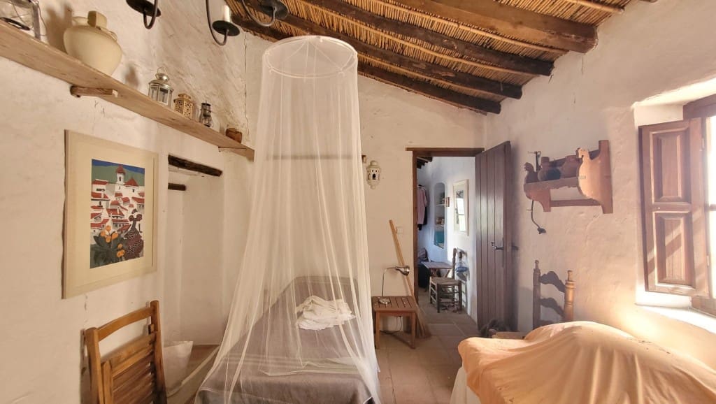 2 soveværelse Villa til salg i Sayalonga med swimmingpool garage - € 245.000 (Ref: 8390234)