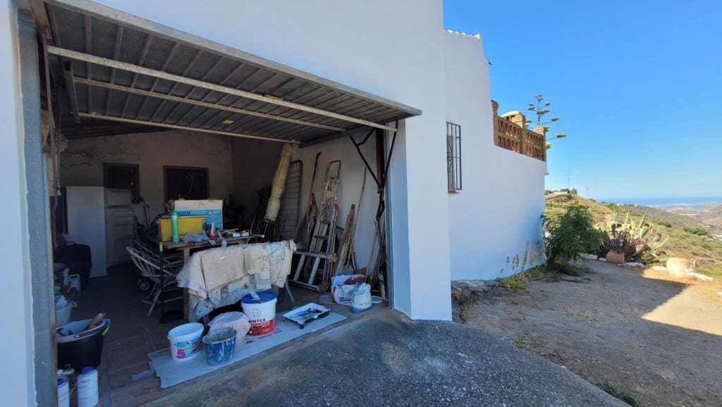 2 soveværelse Villa til salg i Sayalonga med swimmingpool garage - € 245.000 (Ref: 8390234)