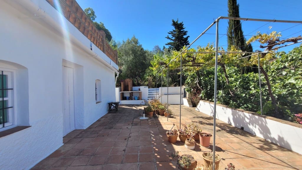 2 soveværelse Villa til salg i Sayalonga med swimmingpool garage - € 245.000 (Ref: 8390234)