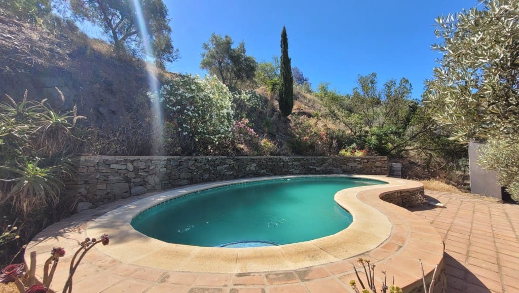 2 soveværelse Villa til salg i Sayalonga med swimmingpool garage - € 245.000 (Ref: 8390234)