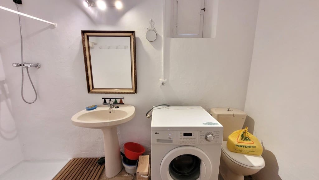 2 soveværelse Villa til salg i Sayalonga med swimmingpool garage - € 245.000 (Ref: 8390234)