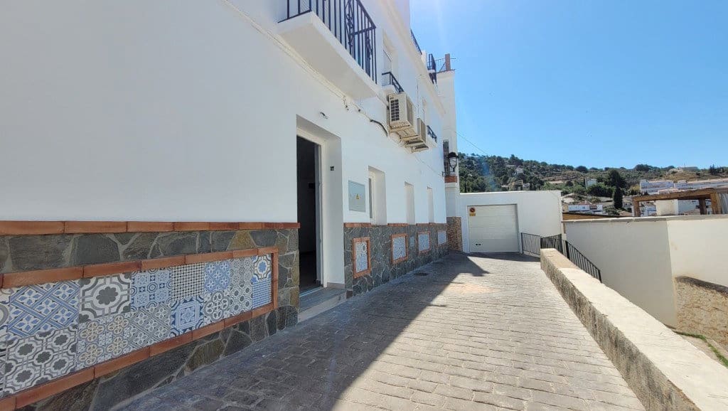 3 bedroom Townhouse for sale in Competa with garage - € 159,000 (Ref: 8419117)