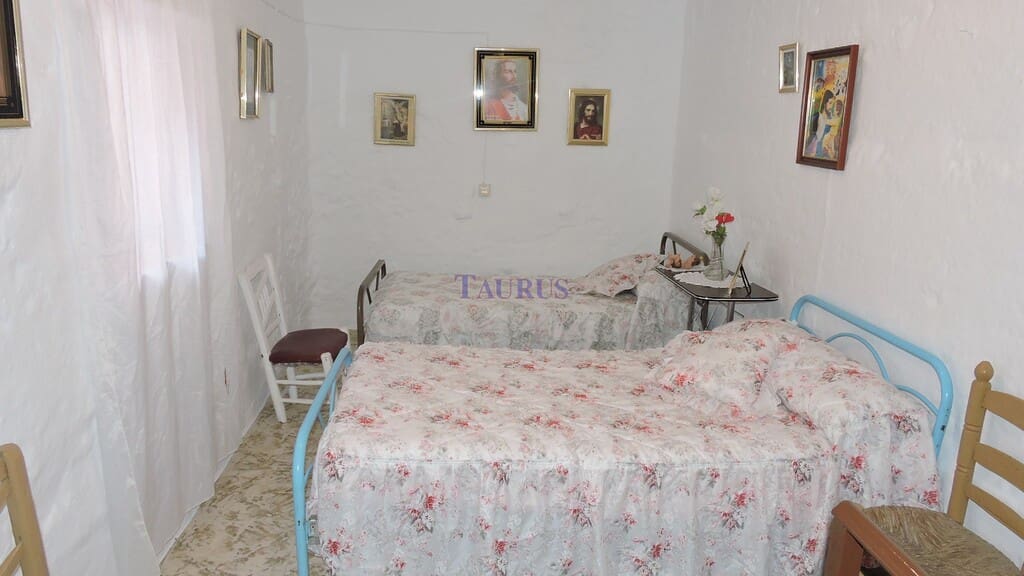 5 bedroom Townhouse for sale in Archez - € 71,000 (Ref: 8551013)