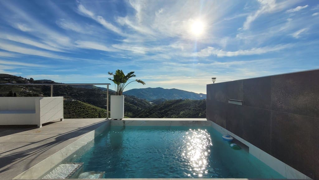 1 soveværelse Villa til salg i Sayalonga med swimmingpool - € 260.000 (Ref: 8757795)