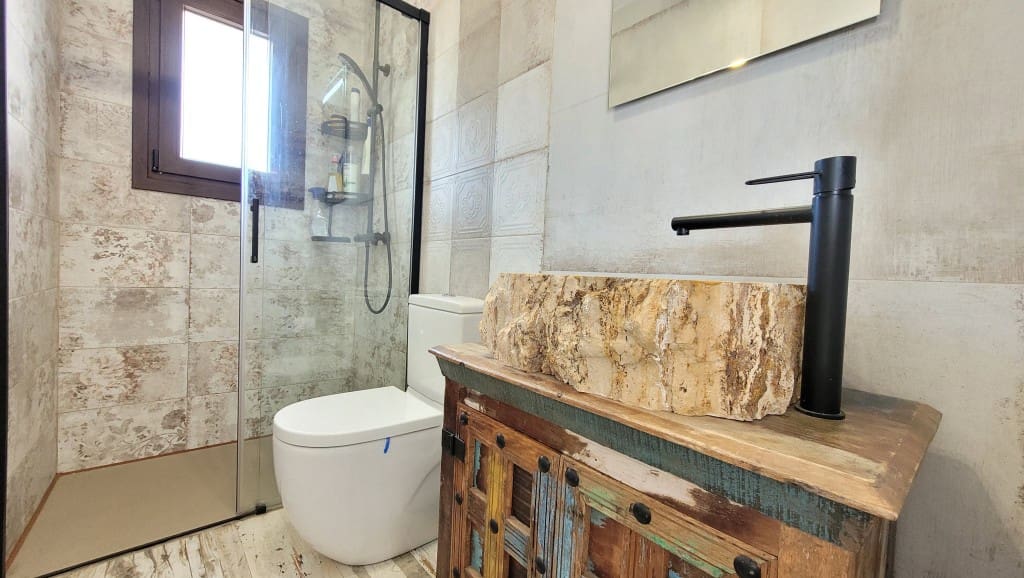 1 soveværelse Villa til salg i Sayalonga med swimmingpool - € 260.000 (Ref: 8757795)