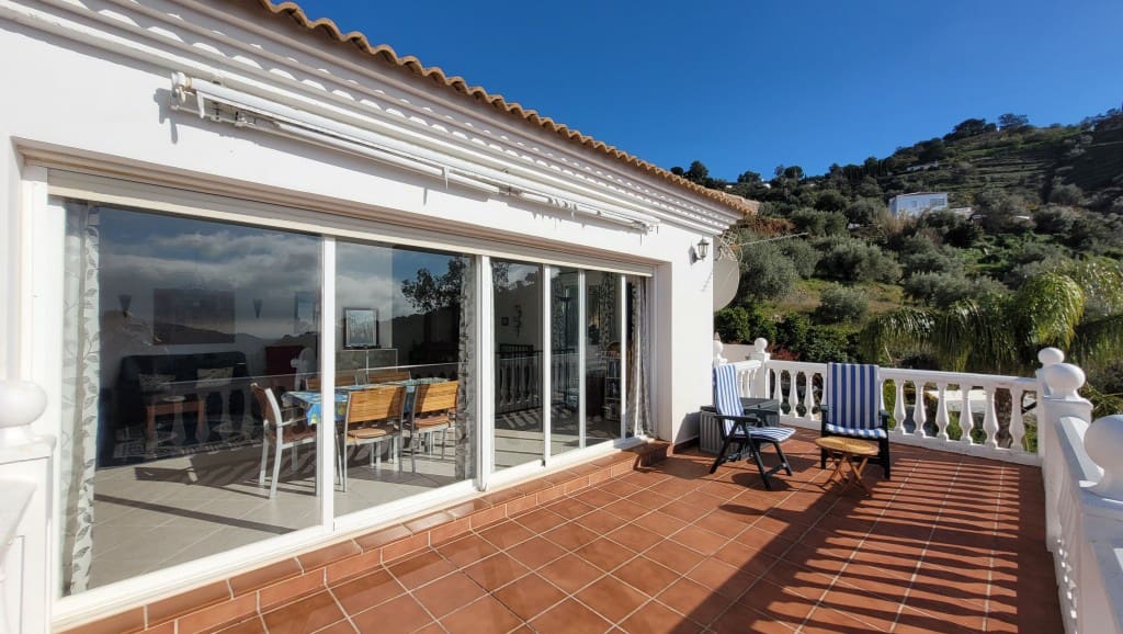 4 soveværelse Villa til salg i Sayalonga med swimmingpool - € 375.000 (Ref: 8838819)