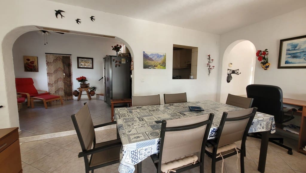 4 soveværelse Villa til salg i Sayalonga med swimmingpool - € 375.000 (Ref: 8838819)