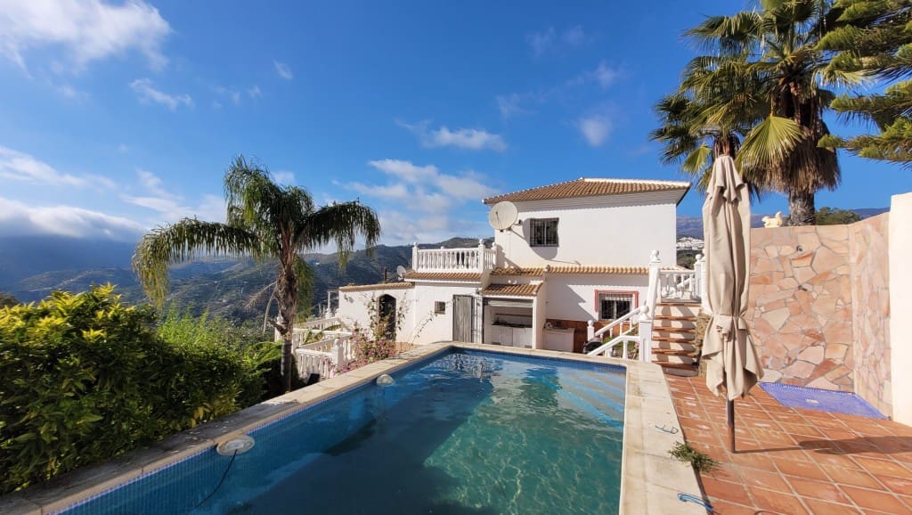 4 soveværelse Villa til salg i Sayalonga med swimmingpool - € 375.000 (Ref: 8838819)