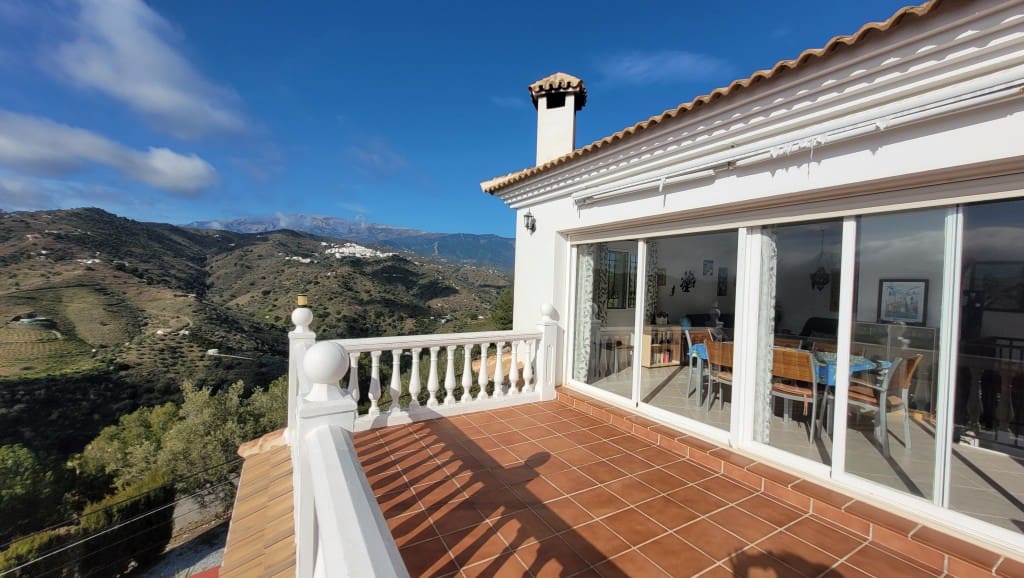 4 soveværelse Villa til salg i Sayalonga med swimmingpool - € 375.000 (Ref: 8838819)