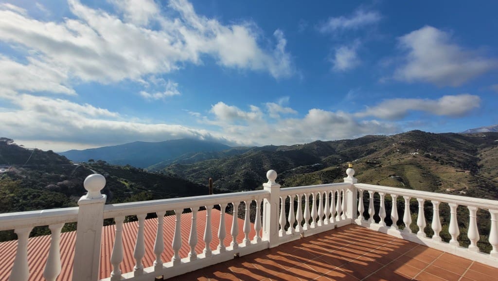 4 soveværelse Villa til salg i Sayalonga med swimmingpool - € 375.000 (Ref: 8838819)