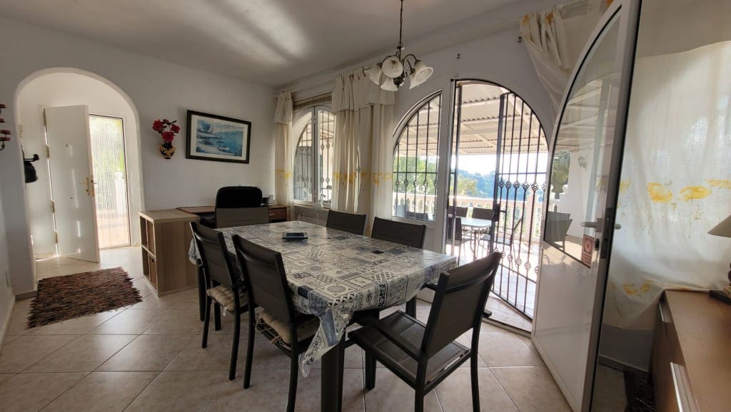 4 soveværelse Villa til salg i Sayalonga med swimmingpool - € 375.000 (Ref: 8838819)