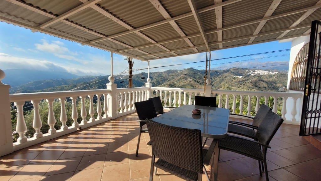 4 soveværelse Villa til salg i Sayalonga med swimmingpool - € 375.000 (Ref: 8838819)