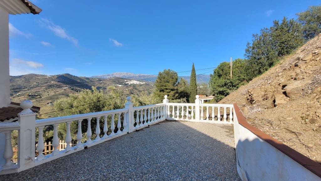 4 soveværelse Villa til salg i Sayalonga med swimmingpool - € 375.000 (Ref: 8838819)