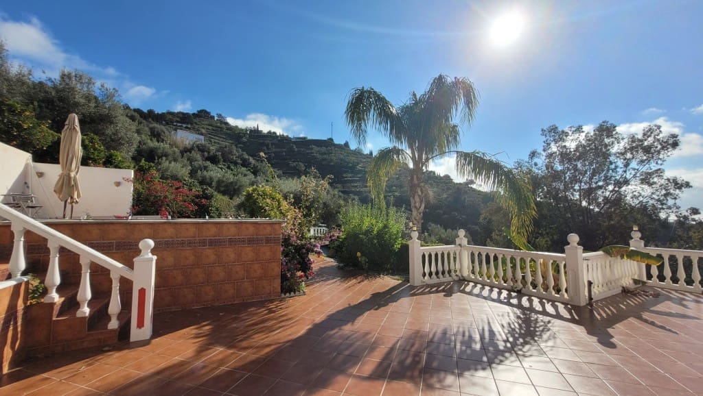 4 soveværelse Villa til salg i Sayalonga med swimmingpool - € 375.000 (Ref: 8838819)