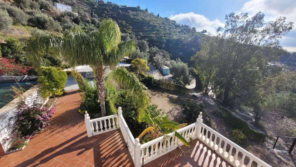 4 soveværelse Villa til salg i Sayalonga med swimmingpool - € 375.000 (Ref: 8838819)