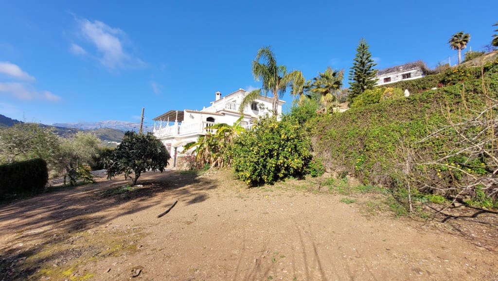 4 soveværelse Villa til salg i Sayalonga med swimmingpool - € 375.000 (Ref: 8838819)