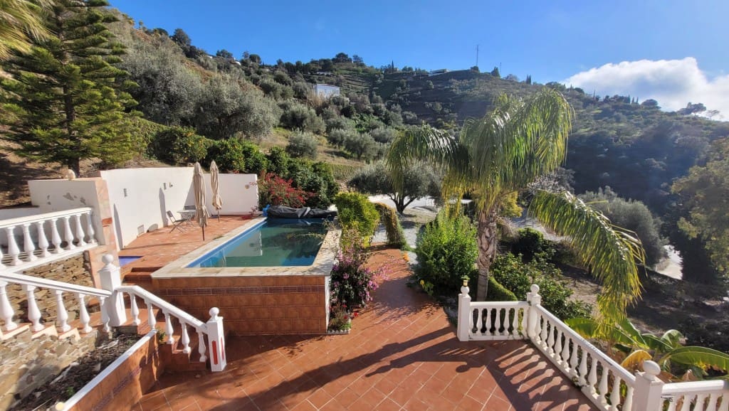 4 soveværelse Villa til salg i Sayalonga med swimmingpool - € 375.000 (Ref: 8838819)