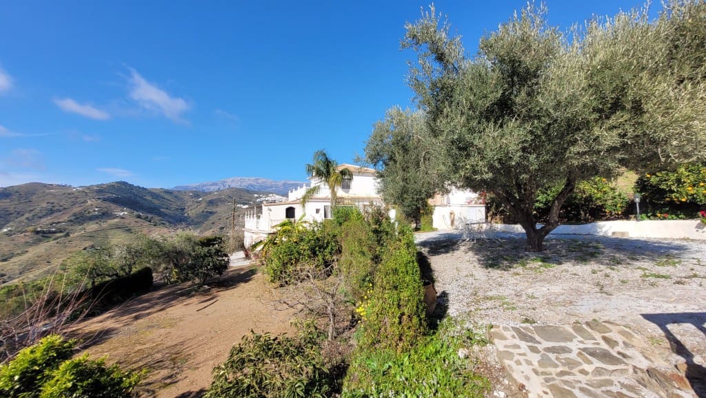 4 soveværelse Villa til salg i Sayalonga med swimmingpool - € 375.000 (Ref: 8838819)