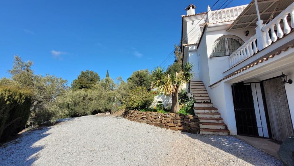 4 soveværelse Villa til salg i Sayalonga med swimmingpool - € 375.000 (Ref: 8838819)