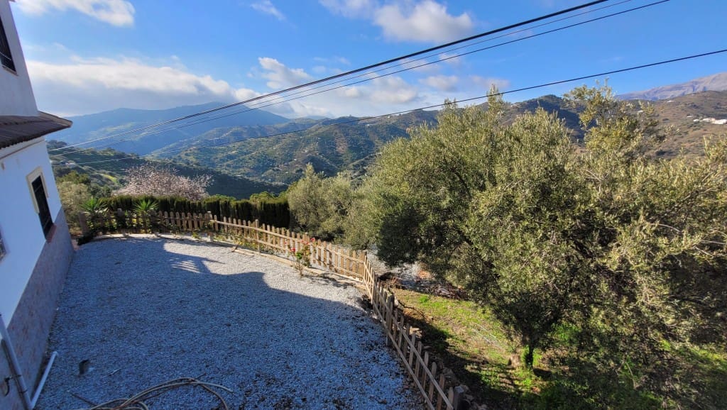 4 soveværelse Villa til salg i Sayalonga med swimmingpool - € 375.000 (Ref: 8838819)