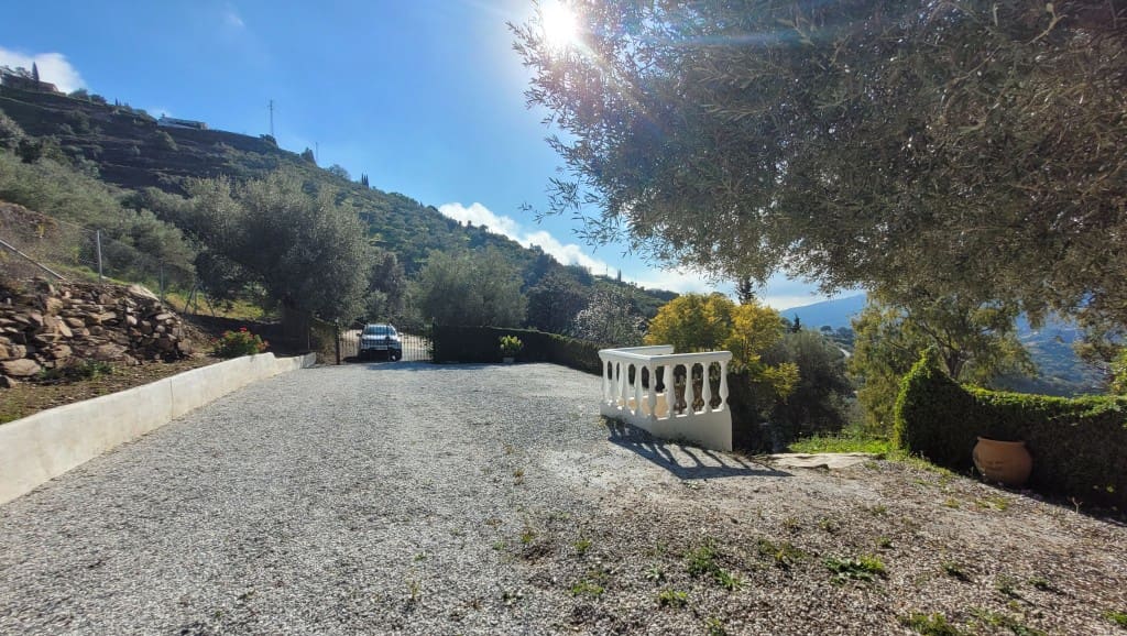 4 soveværelse Villa til salg i Sayalonga med swimmingpool - € 375.000 (Ref: 8838819)