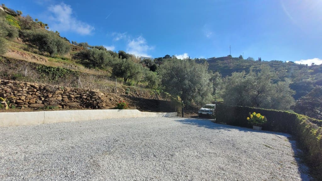 4 soveværelse Villa til salg i Sayalonga med swimmingpool - € 375.000 (Ref: 8838819)