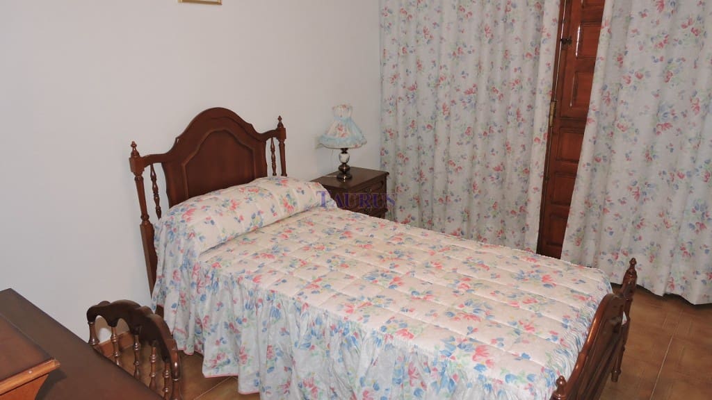 4 soveværelse Byhus til salg i Sayalonga - € 107.000 (Ref: 8857333)