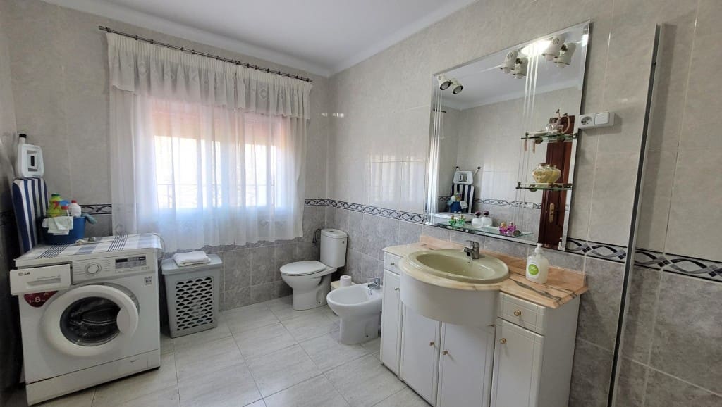 5 soveværelse Byhus til salg i Sayalonga - € 215.000 (Ref: 8907633)