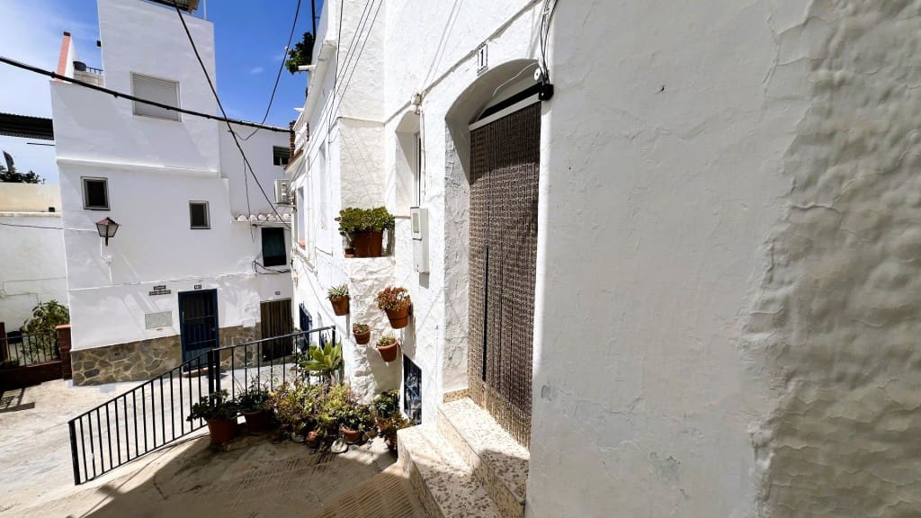 4 soveværelse Byhus til salg i Competa - € 170.000 (Ref: 8957001)