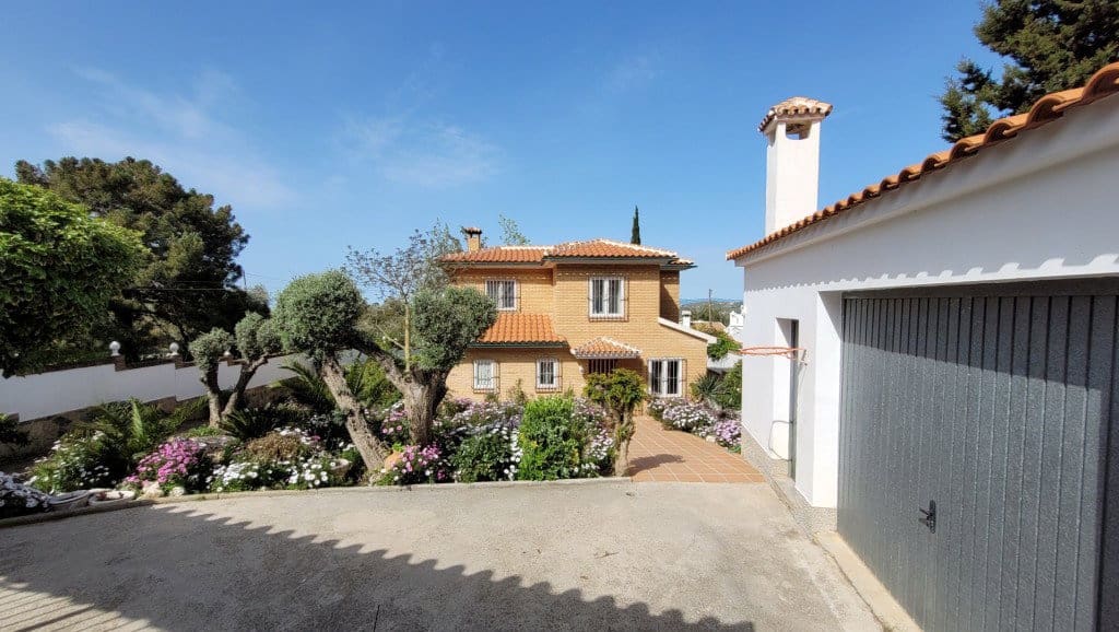 4 bedroom Townhouse for sale in Competa with pool garage - € 599,000 (Ref: 8970550)