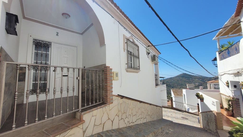3 bedroom Townhouse for sale in Sayalonga with garage - € 220,000 (Ref: 9014477)