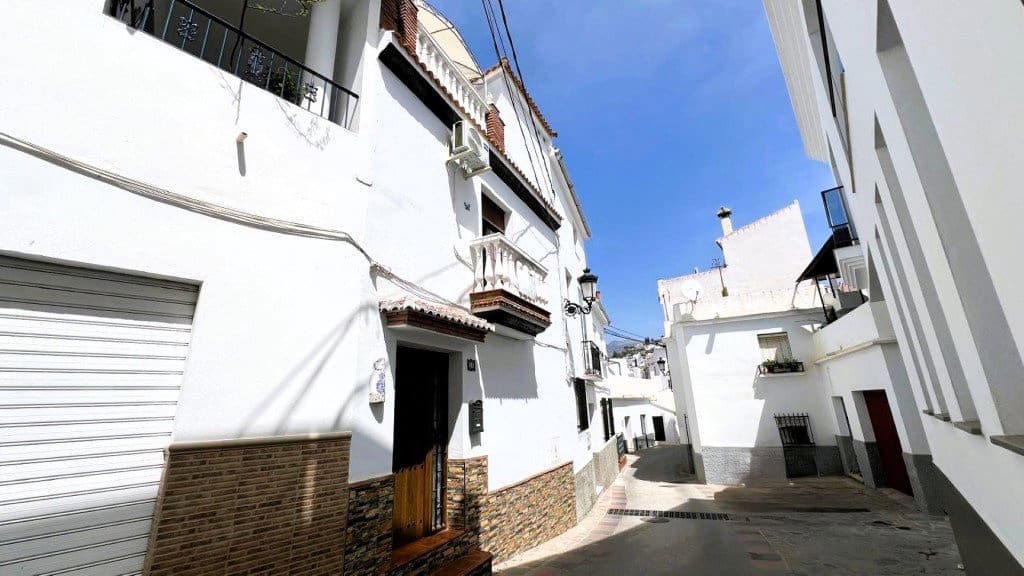 2 bedroom Townhouse for sale in Competa with garage - € 149,000 (Ref: 9095425)