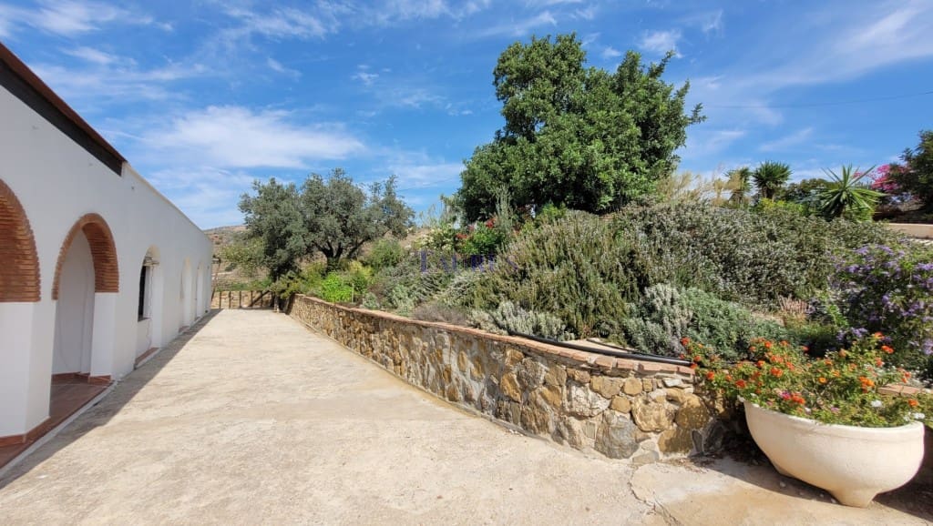 2 soveværelse Finca/Landehus til salg i Cajiz med swimmingpool - € 350.000 (Ref: 9146968)