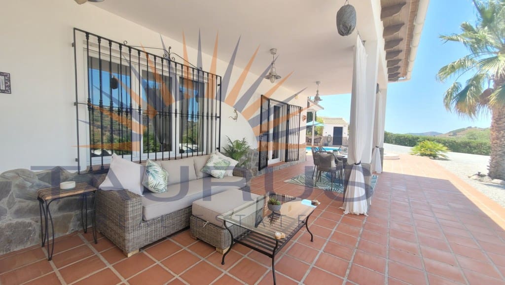 3 soveværelse Villa til salg i Canillas de Albaida med swimmingpool - € 475.000 (Ref: 9153824)