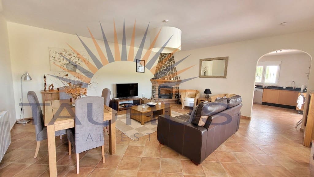 3 soveværelse Villa til salg i Canillas de Albaida med swimmingpool - € 475.000 (Ref: 9153824)