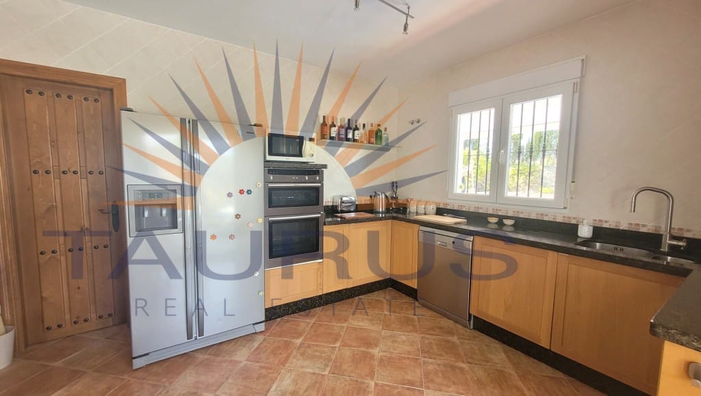 3 soveværelse Villa til salg i Canillas de Albaida med swimmingpool - € 475.000 (Ref: 9153824)