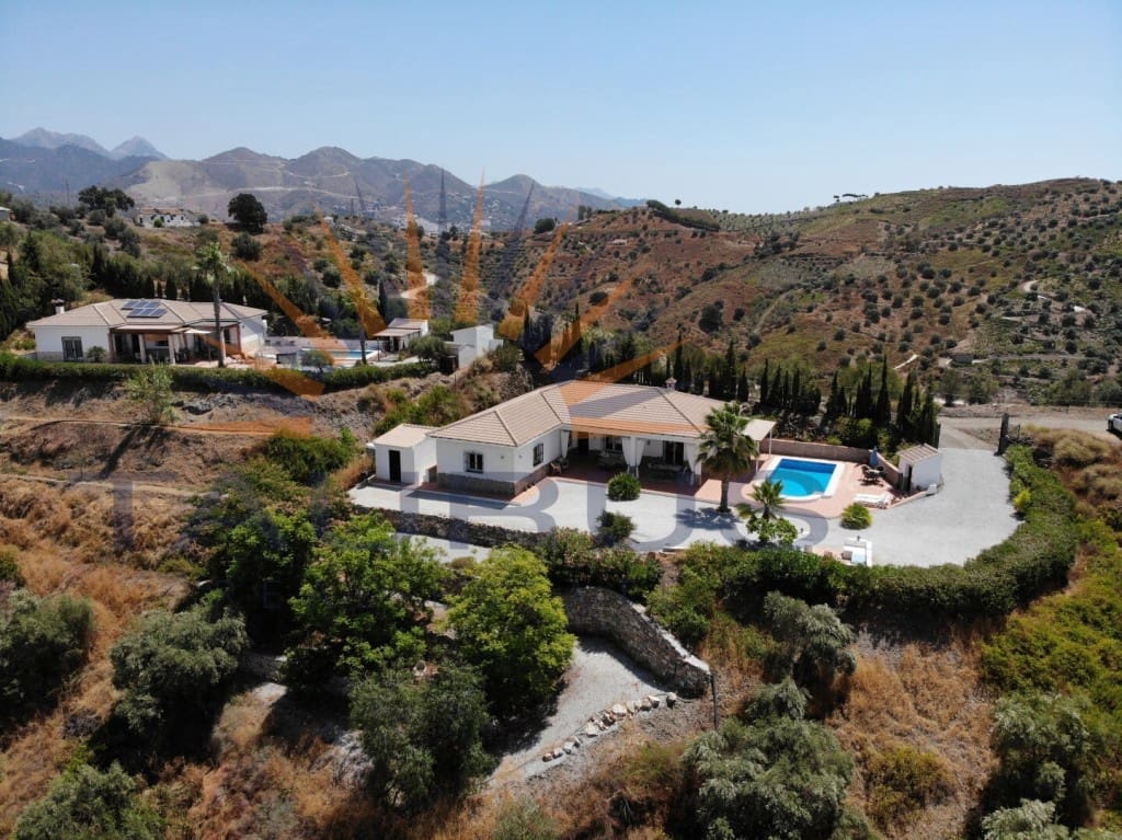 3 soveværelse Villa til salg i Canillas de Albaida med swimmingpool - € 475.000 (Ref: 9153824)