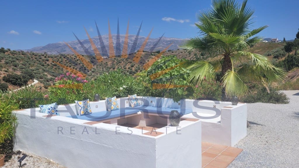 3 soveværelse Villa til salg i Canillas de Albaida med swimmingpool - € 475.000 (Ref: 9153824)