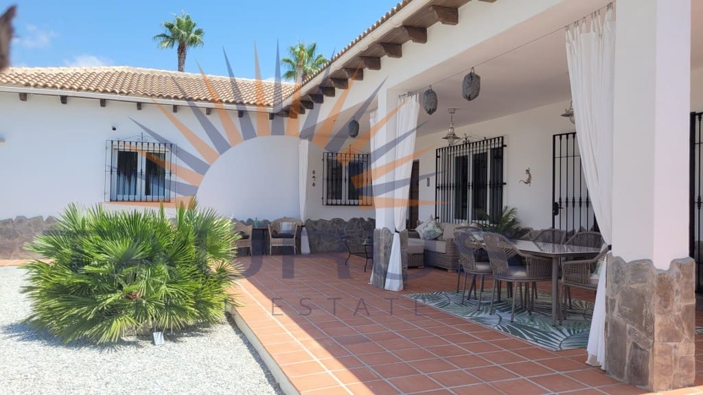 3 soveværelse Villa til salg i Canillas de Albaida med swimmingpool - € 475.000 (Ref: 9153824)