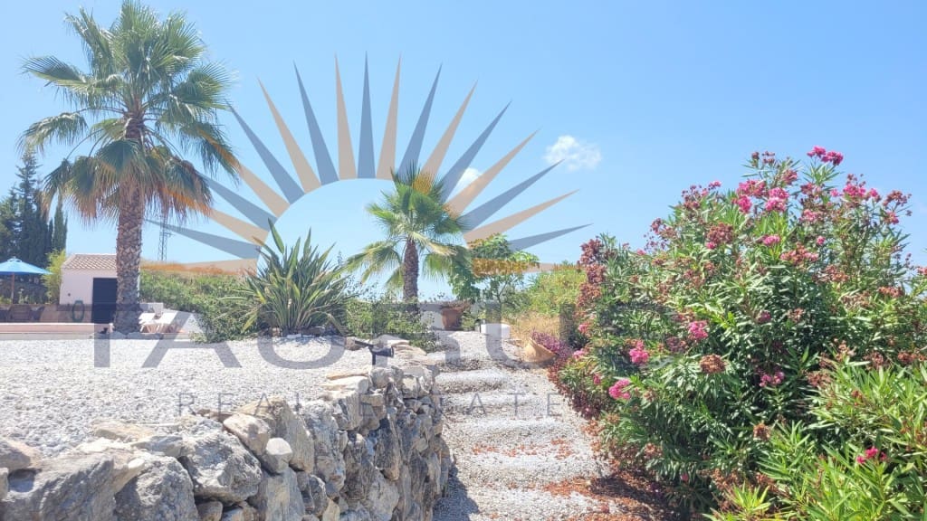 3 soveværelse Villa til salg i Canillas de Albaida med swimmingpool - € 475.000 (Ref: 9153824)