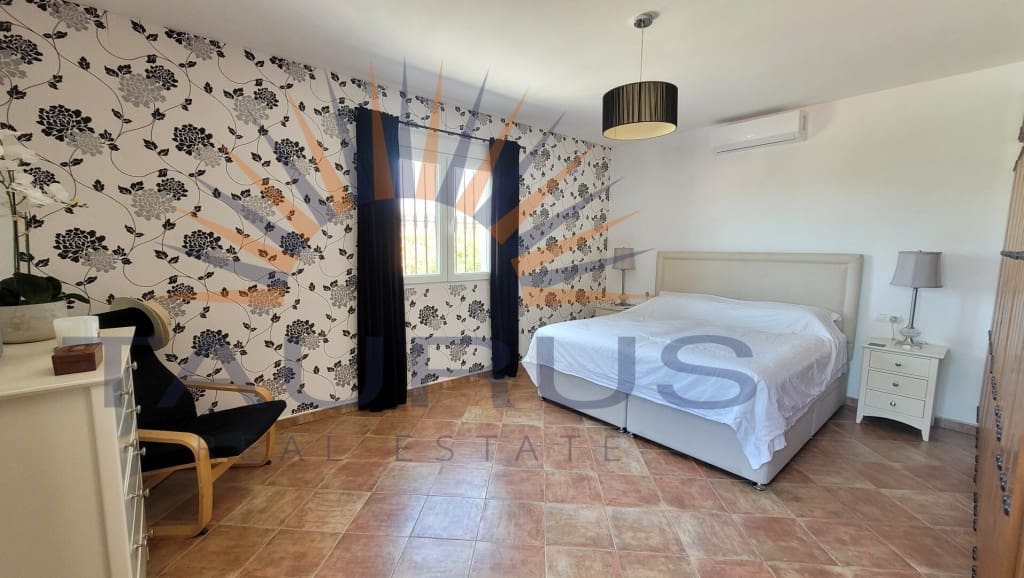 3 soveværelse Villa til salg i Canillas de Albaida med swimmingpool - € 475.000 (Ref: 9153824)